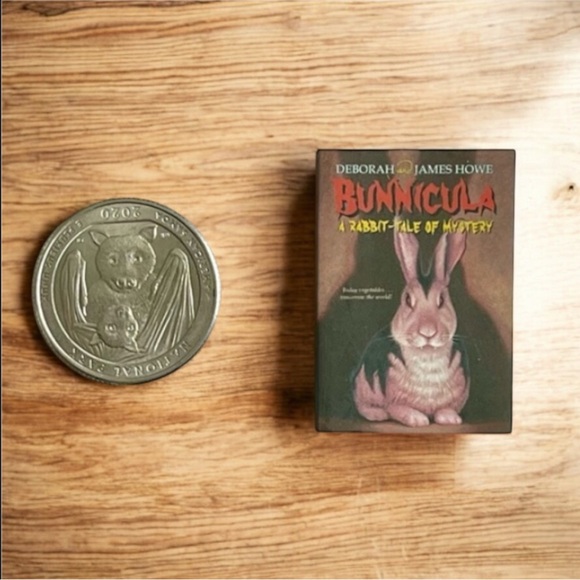Mini Brands Book Bunnicula Rabbit - Picture 1 of 2